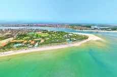 Sun Spa Resort Quảng Bình tọa lạc trên bán đảo Bảo Ninh với ba mặt giáp biển