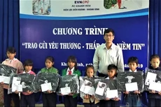 PC Khánh Hòa trao tặng quà trị giá 70 triệu đồng cho các hộ nghèo và học sinh nghèo học giỏi