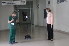 Thử nghiệm vận hành robot Ohmni tại Bệnh viện Bệnh nhiệt đới Trung ương