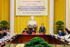 Thứ trưởng Bộ Y tế Trần Văn Thuấn giới thiệu về một số điểm mới cơ bản của Luật KCB số 15/2023/QH15 tại buổi họp báo