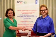 Đại sứ Australia Robyn Mudie và Đại diện thường trú của Chương trình phát triển Liên hợp quốc (UNDP) tại Việt Nam Caitlin Wiesen vừa ký Hiệp định đồng tài trợ.