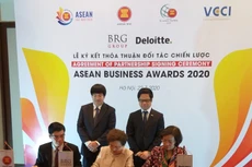 TS. Đoàn Duy Khương - Chủ tịch ASEAN BAC 2020 - Chủ tịch Hội đồng tư vấn kinh doanh ASEAN, bà Nguyễn Thị Nga - Chủ tịch ABA 2020 và bà Hà Thu Thanh - Chủ tịch HĐTV Deloite Việt Nam ký thỏa thuận đối tác chiến lược đồng hành cùng Giải thưởng ABA 2020.