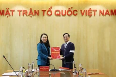 Bà Nguyễn Thị Thu Hà - Ủy viên Ban chấp hành Trung ương Đảng, Phó Bí thư Thường trực Đảng ủy Mặt trận Tổ quốc, các đoàn thể Trung ương, Phó Chủ tịch - Tổng Thư ký Ủy ban Trung ương Mặt trận Tổ quốc Việt Nam trao quyết định chỉ định Bí thư Đảng uỷ Liên đoàn Thương mại và Công nghiệp Việt Nam (VCCI) cho ông Phạm Tấn Công - Chủ tịch VCCI