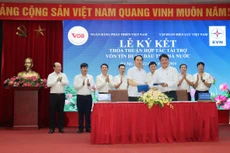Lãnh đạo EVN và VDB ký kết Thỏa thuận hợp tác (Ảnh: HH)