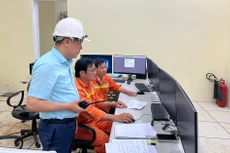 Ông Nguyễn Khắc Nhân, Phó Giám đốc SPMB (áo xanh) chỉ huy thao tác đóng điện Dự án Trạm biến áp 220kV Long Khánh và đấu nối (ảnh: EVNNPT)