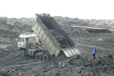 Tro xỉ của nhiều nhà máy nhiệt điện "chất núi'. Ảnh Internet