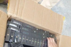 Một trong số các thùng carton được chức năng phát hiện bên trong có 7.598 cái điện thoại di động các loại gồm các nhãn hiệu: iPhone, Samsung... có dấu hiệu nhập lậu (ảnh: MOIT)