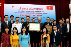 Đại diện Hiệp hội Xây dựng Nhật Bản trao giải thưởng cho Dự án Xây dựng cơ sở hạ tầng cảng cửa ngõ quốc tế Hải Phòng (ảnh: JC)