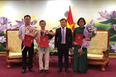 Thứ trưởng Bộ Kế hoạch và Đầu tư Vũ Đại Thắng trao Quyết định bổ nhiệm cho các nhân sự của Quỹ (ảnh: Thành Lộc)