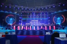 Thủ tướng Chính phủ Nguyễn Xuân Phúc và đại biểu tham dự bấm nút khai mạc VIIE 2021 và khởi công NIC