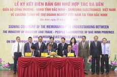 Lãnh đạo Chính phủ cùng đại diện hai bên chứng kiến lễ ký kết Biên bản ghi nhớ Chương trình hỗ trợ doanh nghiệp Việt Nam giữa Bộ Công Thương, UBND tỉnh Bắc Ninh và Công ty TNHH Samsung Electronics Việt Nam (ảnh: HH)