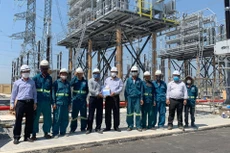 Lãnh đạo CPMB tặng quà động viên nhà thầu thi công tại TBA 500kV Dốc Sỏi, sáng ngày 22/5/2021 (ảnh: XT)