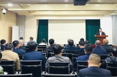 Ông Bùi Phương Nam, Giám đốc Ban Quản lý dự án điện 1 thuộc Tập đoàn Điện lực Việt Nam - đại diện chủ đầu tư thông tin về Dự án Đường dây 500kV Lào Cai - Vĩnh Yên tới các nhà thầu quan tâm