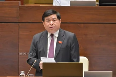 Bộ trưởng Bộ Kế hoạch và Đầu tư Nguyễn Chí Dũng làm rõ thêm một số vấn đề đại biểu nêu tại phiên thảo luận trực tuyến về Dự thảo Luật Đầu tư (sửa đổi) chiều ngày 26/5/2020 (ảnh: QH)