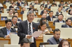 Đại biểu Quốc hội phát biểu tại Phiên thảo luận ở hội trường về Dự thảo Báo cáo công tác nhiệm kỳ khóa XIV của Quốc hội; các Báo cáo công tác nhiệm kỳ khóa XIV của Ủy ban Thường vụ Quốc hội, Hội đồng Dân tộc, các Ủy ban của Quốc hội sáng ngày 26/3/2021 (ảnh: QH)