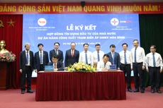 Ông Trần Thế Hùng, Giám đốc NPTPMB (ảnh phải) và ông Lê Văn Nam, Phó tổng giám đốc VDB kiêm Giám đốc Sở Giao dịch I ký kết hợp đồng tín dụng trước sự chứng kiến của lãnh đạo 2 đơn vị (ảnh: EVNNPT)