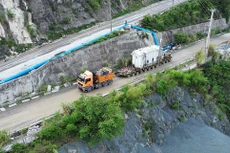 Máy biến áp được vận chuyển tới công trường Thủy điện Hòa Bình mở rộng trong sáng ngày 24/6/2025 (ảnh: EVN)