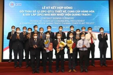 Đại diện các bên liên quan tại Lễ ký kết hợp đồng Gói thầu số 15 (EPC-QTI). Ảnh: EVN