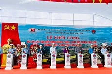Các đại biểu tham dự bấm nút khởi công Dự án Cải tạo mở rộng nâng công suất mỏ than Cao Sơn 
