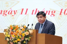 Bộ trưởng Bộ Kế hoạch và Đầu tư Nguyễn Chí Dũng báo cáo tình hình hoạt động của doanh nhân, doanh nghiệp tại Hội nghị