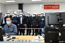 Phó Thủ tướng Lê Văn Thành cùng các đại diện liên quan theo dõi việc đốt lửa lần đầu Tổ máy số 1 Nhà điều hành trung tâm Nhà máy Nhiệt điện Thái Bình 2 (ảnh: CP)