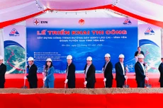 Các đại biểu thực hiện nghi thức triển khai thi công công trình đường dây 500kV Lào Cai-Vĩnh Yên, đoạn tuyến qua địa phận tỉnh Yên Bái (ảnh: EVN)