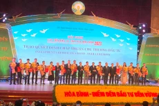 Lãnh đạo tỉnh Hòa Bình trao quyết định chấp thuận chủ trương đầu tư cho 15 dự án đầu tư vào Tỉnh dưới sự chứng kiến của Thủ tướng Phạm Minh Chính