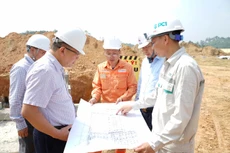 Lãnh đạo Tập đoàn Điện lực Việt Nam nghe nhà thầu báo cáo tình hình thực hiện gói thầu thuộc Dự án Đường dây 500kV Lào Cai - Vĩnh Yên (ảnh: EVN)