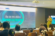 Đại diện ECOSOI giới thiệu dự án sản xuất sợi từ xơ dứa nhằm cung cấp xơ, sợi vải chất lượng lượng cao cho ngành thời trang, góp phần giảm phát thải CO2 vừa tạo sinh kế cho người nông dân, nâng cao vị thế cây dứa Việt Nam, thúc đẩy phát triển bền vững