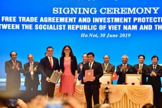 Bộ trưởng Bộ Kế hoạch và Đầu tư Nguyễn Chí Dũng cùng đại diện Liên minh Châu Âu ký Hiệp định Bảo hộ Đầu tư Việt Nam - EU. Ảnh: VGP