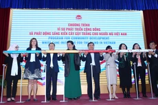Các đại biểu thực hiện nghi lễ phát động Sáng kiến Cây gậy trắng cho người mù Việt Nam. Ảnh: Lê Tiên
