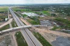 Vướng di dời hạ tầng điện cao thế, nhà thầu thi công Vành đai 3 - TP.HCM đứng trước nhiều rủi ro khi thực hiện hợp đồng xây lắp. Ảnh: Như Nguyệt