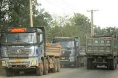 Xe tải của nhà thầu xếp hàng chờ lấy đá tại khu vực mỏ Tân Cang, TP. Biên Hòa, tỉnh Đồng Nai. Ảnh: Như Nguyệt