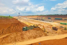 Các nhà thầu huy động tối đa nhân lực, thiết bị để đẩy nhanh tiến độ, mục tiêu là cơ bản hoàn thành Dự án Cảng hàng không quốc tế Long Thành trước ngày 31/12/2025. Ảnh: Ngọc Tuấn