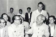 Chủ tịch Hồ Chí Minh nói chuyện thân mật với các đại biểu trí thức dự Hội nghị chính trị đặc biệt (tháng 3-1964). Nguồn: TTXVN