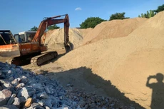 Hồ sơ thiết kế bản vẽ thi công công trình nêu nguồn cát lấp khai thác ở Vĩnh Long hoặc Đồng Tháp. Ảnh minh họa: Nhã Chi