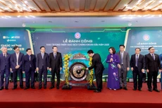 Bộ trưởng Bộ Tài chính Nguyễn Văn Thắng thực hiện nghi lễ đánh cồng khai trương phiên giao dịch đầu năm 2025