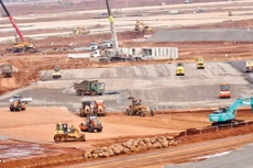 Hàng nghìn người lao động và thiết bị trên công trường dự án sân bay Long Thành. Ảnh: Vũ Hội