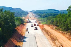 Gói thầu XL03 thuộc Dự án thành phần Cao tốc Quảng Ngãi - Hoài Nhơn dự kiến sắp hoàn thành 10 km đầu tiên . Ảnh: Lưu Hương