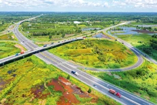Nhiều quy trình, thủ tục đấu thầu được đơn giản hóa nhằm rút ngắn thời gian thực hiện gói thầu, dự án, góp phần tăng hiệu quả sử dụng ngân sách nhà nước. Ảnh: Lê Tiên