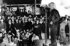 Bác Hồ nói chuyện với công nhân Nhà máy Cơ khí Duyên Hải ngày 15/3/1961. Ảnh tư liệu