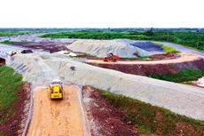 Giải ngân vốn đầu tư công nửa đầu năm 2025 ước đạt 264.800 tỷ đồng, bằng 32,06% kế hoạch Thủ tướng Chính phủ giao. Ảnh: Lê Tiên
