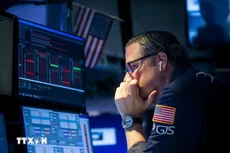 Giao dịch viên trên sàn chứng khoán New York (Mỹ). (Ảnh: THX/TTXVN)