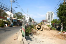 Đoạn mở rộng đường Lương Định Của thuộc Dự án Xây dựng nút giao thông An Phú chưa thể triển khai. Ảnh: Lê Tiên