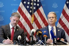 Đại diện Thương mại Mỹ Jamieson Greer (trái) và Bộ trưởng Bộ Tài chính Mỹ Scott Bessent tại họp báo công bố thỏa thuận thương mại Mỹ - Trung ở Geneva, Thụy Sỹ ngày 12/5 /2025 - Ảnh: Reuters.