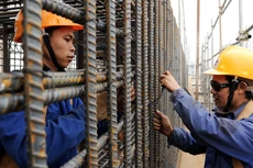 Chính phủ điều hành tài khóa theo KHĐT trung hạn và KHTC hàng năm mà trọng điểm là cơ cấu lại chi ngân sách và nâng cao hiệu quả đầu tư công, chi tiêu công. Ảnh: Tường Lâm