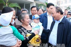 Thủ tướng Nguyễn Xuân Phúc thăm hỏi nhân dân tại Khu đô thị Đặng Xá, huyện Gia Lâm (Hà Nội). Ảnh: TTXVN