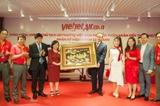 Chủ tịch UBTWMTTQVN Nguyễn Thiện Nhân tặng quà chúc mừng Ban Lãnh đạo Vietjet nhân sự kiện Kỷ niệm 05 năm Cất cánh.