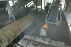 Tháng 11/2016, lượng xi măng tiêu thụ nội tăng mạnh so với tháng 10 do nhiều công trình xây dựng được triển khai và thời tiết thuận lợi cho xây dựng. Ảnh: Huyền Trang