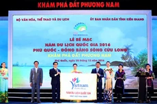Phó Thủ tướng Vũ Đức Đam, Trưởng Ban Chỉ đạo nhà nước về du lịch trao cờ đăng cai tổ chức Năm Du lịch quốc gia 2017 cho tỉnh Lào Cai. 